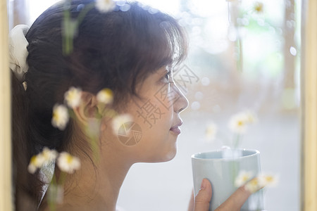 暖茶鲜花和美女的情绪写真背景