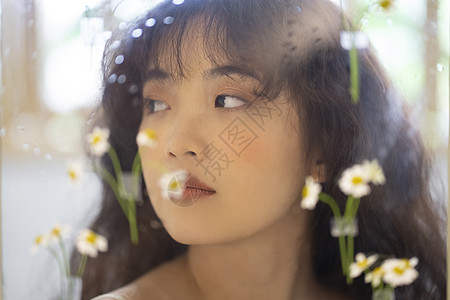 鲜花和美女的情绪写真图片