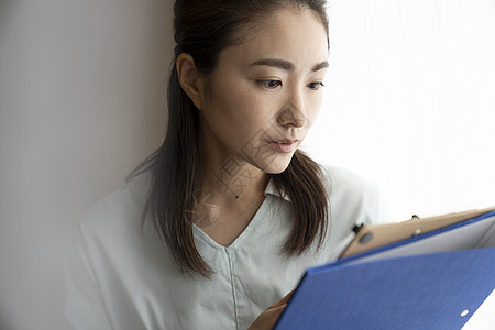 看着文件的商务女性图片