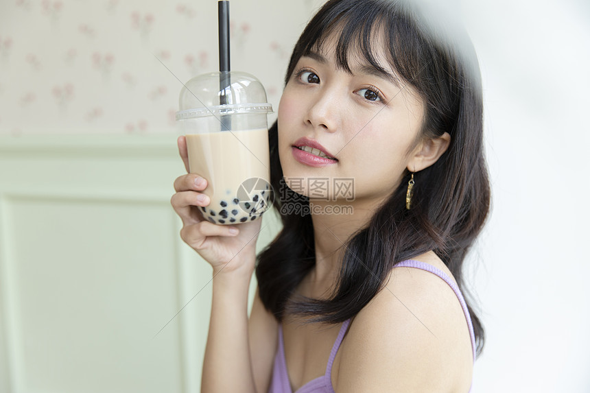 手捧奶茶的阳光漂亮女孩图片