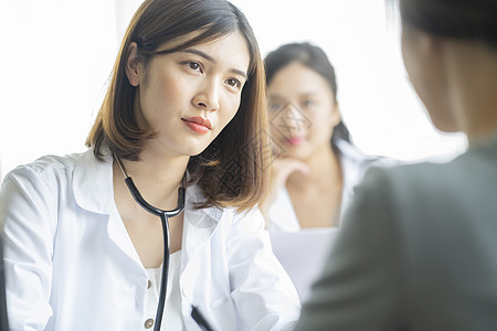 年轻女医生为病人看病图片