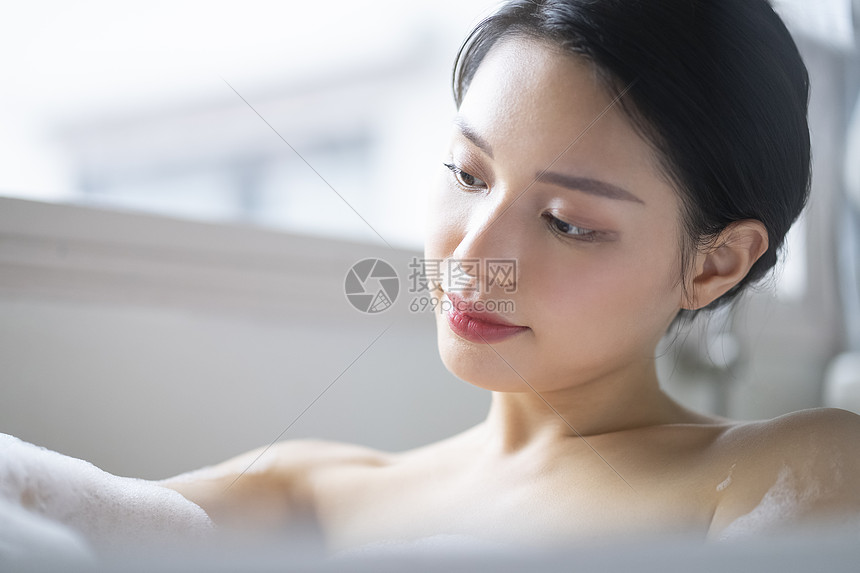 泡泡一人护肤妇女的生活方式放松洗澡时间图片