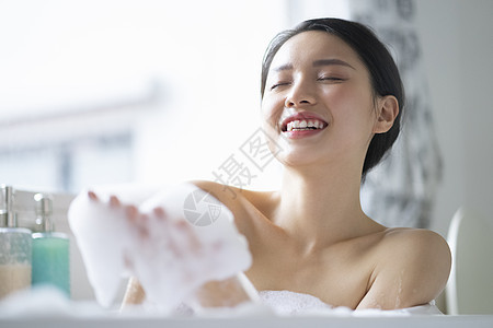1人滋润美女妇女的生活方式放松洗澡时间图片