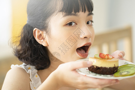 吃蛋糕的居家女孩高清图片