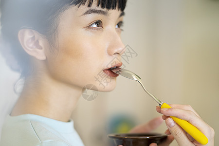 居家烹饪美食的可爱女孩图片