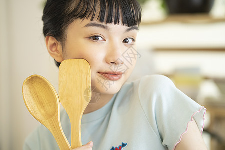 居家烹饪美食的可爱女孩图片