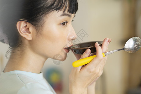 居家烹饪美食的可爱女孩图片