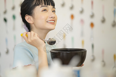 居家烹饪美食的可爱女孩图片