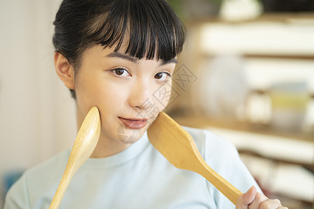 居家烹饪美食的可爱女孩图片