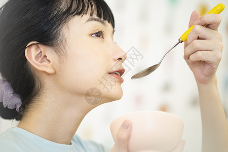 居家烹饪美食的可爱女孩图片