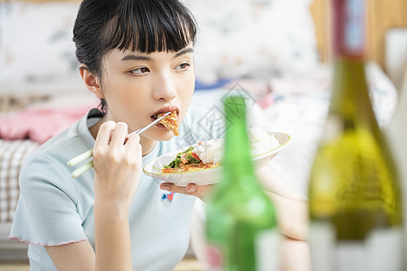 居家烹饪品尝美食的齐刘海女孩图片