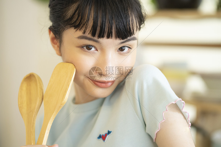 居家烹饪品尝美食的齐刘海女孩图片