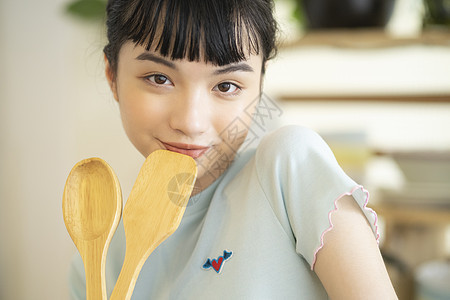 居家烹饪品尝美食的齐刘海女孩图片