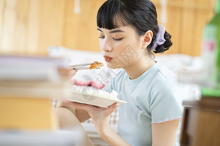 居家烹饪品尝美食的齐刘海女孩图片