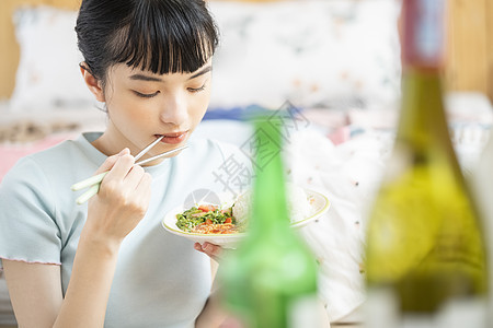 居家烹饪品尝美食的齐刘海女孩图片