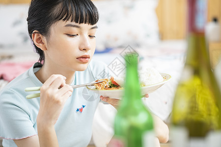 居家烹饪品尝美食的齐刘海女孩图片