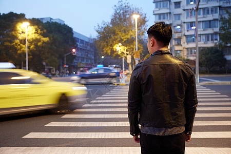 中年男性夜晚过马路背影图片