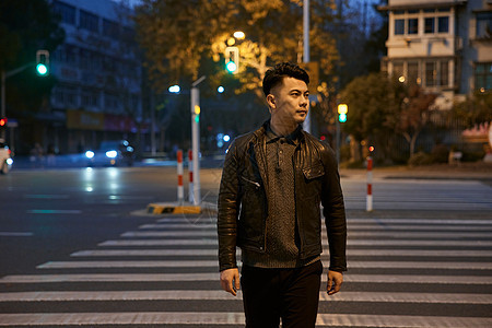 中年男性夜晚过马路背景图片