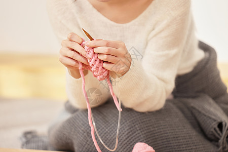 女性居家织毛衣特写高清图片