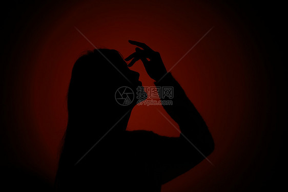 红色背景女性剪影图片