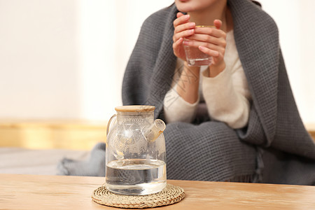 女性居家生活居家女性喝热水特写背景