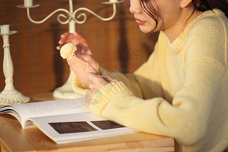 一个人在家思考的女性特写图片