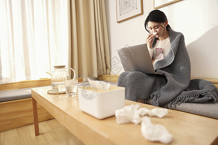 居家女性生病裹着毛毯图片