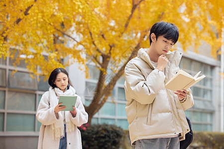 秋冬大学生户外学习形象图片