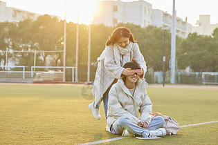 大学生情侣操场打闹玩耍图片