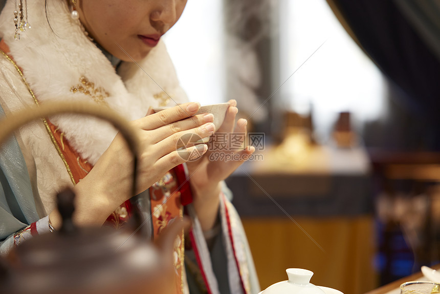 喝茶的古风汉服女性特写图片