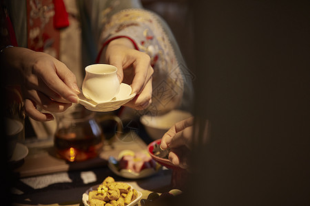 古风女性递茶手部特写图片