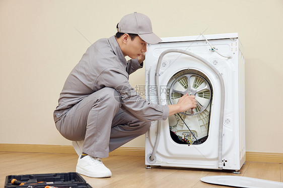 男性维修工人检修滚筒洗衣机图片