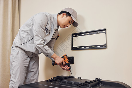 技术服务维修工人上门安装电视机挂架背景