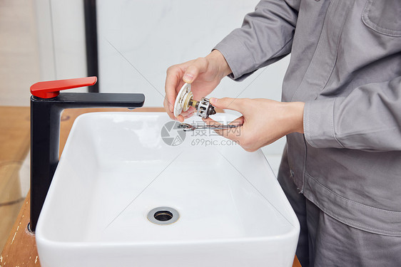 维修工人上门检修洗手盆特写图片