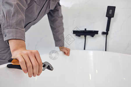 专业服务男性维修工检修浴室排水特写背景
