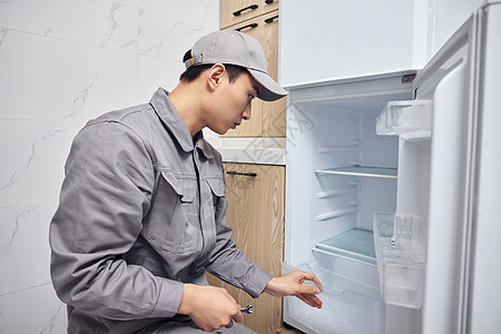 男性维修工检修冰箱图片