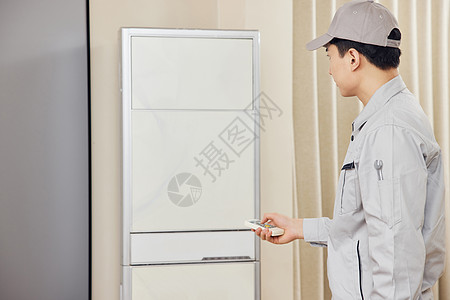 维修工人上门检测立式空调高清图片