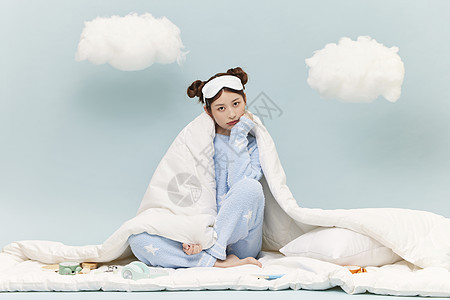 睡衣少女披着被子表情忧郁高清图片