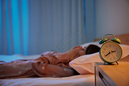夜晚失眠的居家女性睡觉高清图片素材