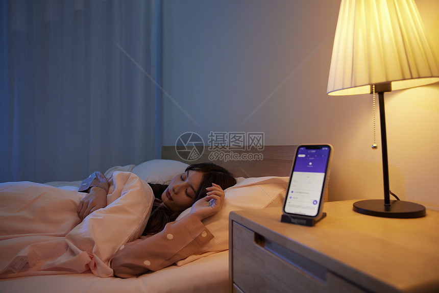 夜晚手机监测年轻女性的睡眠状况图片