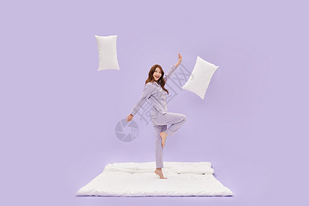 身着睡衣的年轻少女活跃形象图片