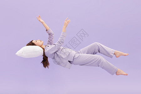 睡衣少女睡眠少女悬浮在空中背景