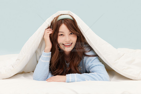 睡衣少女头躲在被窝里图片