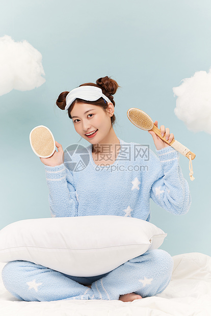 睡衣少女手拿洗漱用品图片