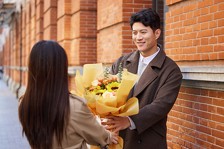 情人节户外男性给女朋友送花高清图片