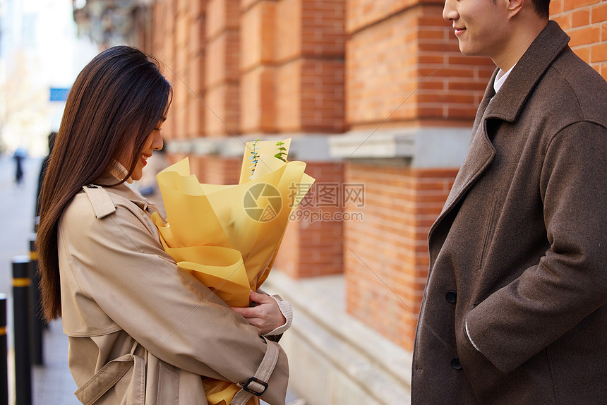 情人节户外男性给女朋友送花图片