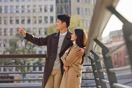 情侣约会站在桥上看风景背景图片