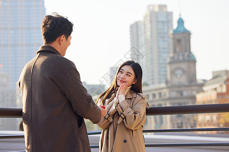 男人送礼户外男性给女性求婚背景