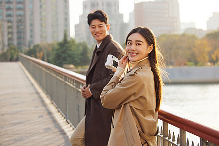 七夕都市情侣情侣户外约会女友给男友拍照背景