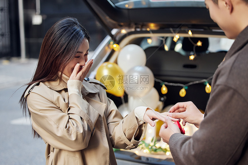 户外男性给女友带上戒指图片